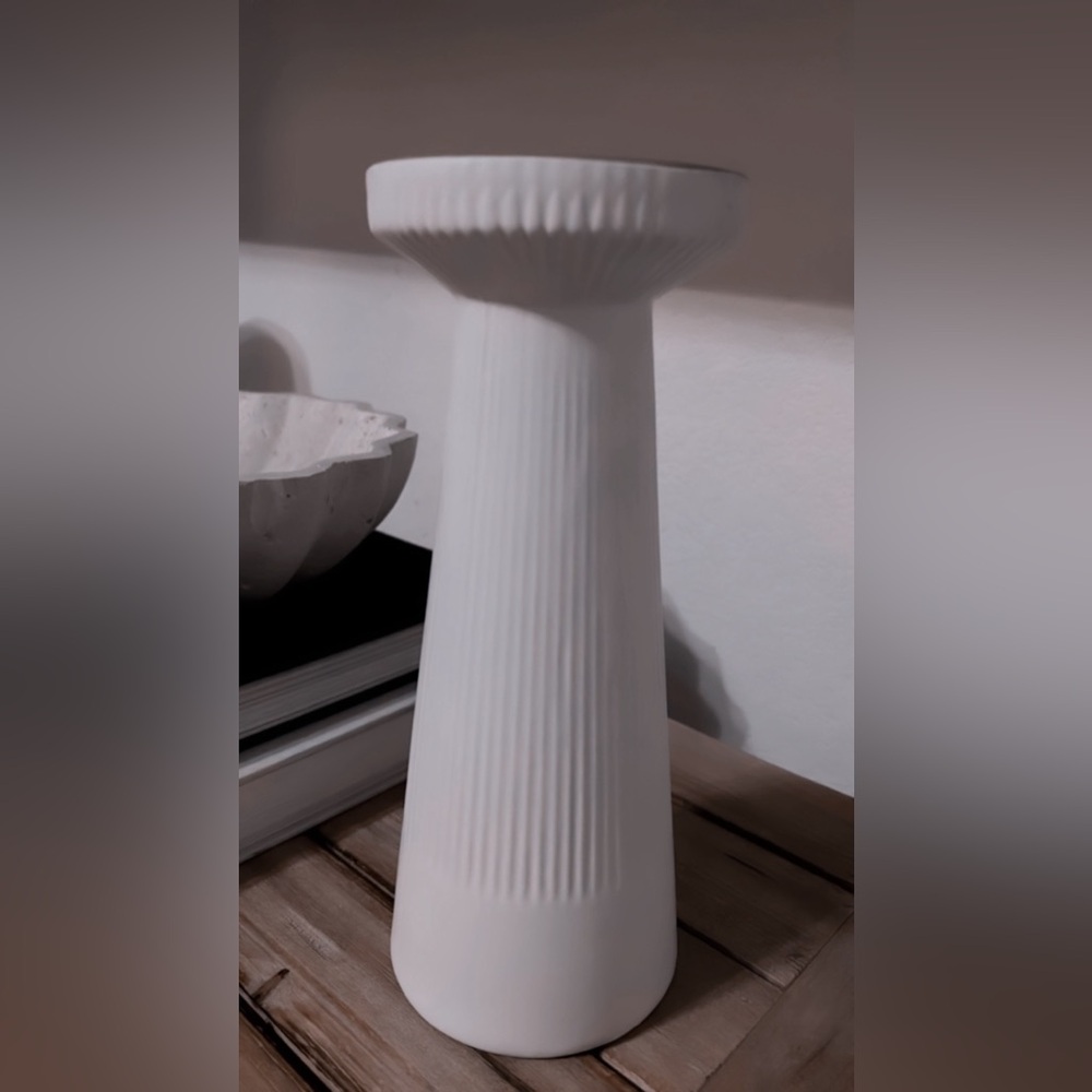 White Ceramic Ribbed Pillar